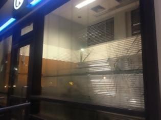 Φωτογραφία για ΠΡΙΝ ΛΙΓΟ: Θεσσαλονίκη: Επίθεση αντιεξουσιαστών σε τράπεζες στην Τριανδρία [Video]