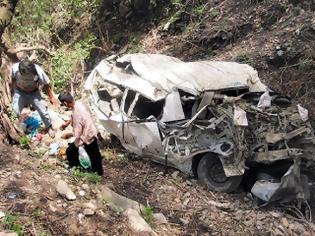 Φωτογραφία για Νεπάλ: Εικοσιεννιά νεκροί και 13 τραυματίες από πτώση λεωφορείου σε γκρεμό
