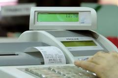 Πωλούν...χωρίς απόδειξη τις πινακίδες «Δεν πληρώνω χωρίς απόδειξη»