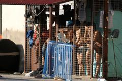 Kαλά έκαναν και τόσκασαν οι κρατούμενοι, είπε δικαστής στην Ηγ/τσα!