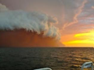 Φωτογραφία για Εικόνα που κόβει την ανάσα: Τσουνάμι κόκκινης σκόνης στον Ινδικό