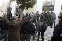 Ελεύθεροι οι δέκα από τους 92 συλληφθέντες της «Βίλα Αμαλίας» που απολογήθηκαν