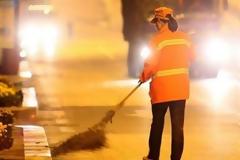 Είναι εκατομμυριούχος και καθαρίζει δρόμους