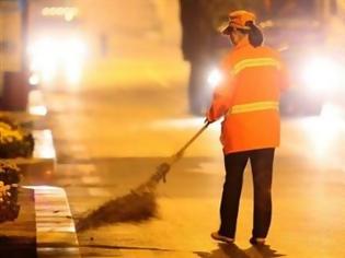 Φωτογραφία για Είναι εκατομμυριούχος και καθαρίζει δρόμους