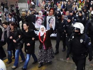 Φωτογραφία για Παρίσι: Διαμαρτυρία από χιλιάδες Κούρδους για τη δολοφονία των ακτιβιστριών