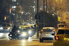 WSJ: Οι Ελληνες κόβουν δέντρα σε πάρκα και δάση για να ζεσταθούν