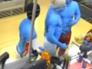 Φωτογραφία για Τρεις άνδρες ντυμένοι... στρουμφάκια τον έκαναν τόπι στο ξύλο [video]