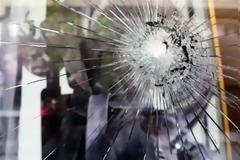 Πάτρα: Μπαράζ επιθέσεων σε καταστήματα της Ιεροθέου -Έσπασαν βιτρίνες καταστημάτων με καπάκι από φρεάτιο