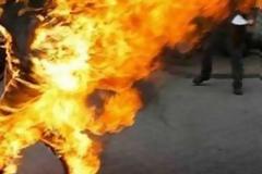 Σοκ: Αυτοπυρπολήθηκε γιατί την βίασε ο γείτονάς της