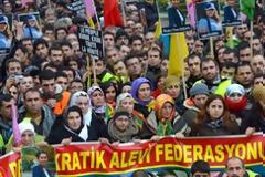 Μαζική πορεί διαμαρτυρίας για τη δολοφονία των ακτιβιστριών στο Παρίσι