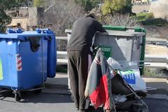 Αναζητώντας ελπίδα μέσα στα σκουπίδια