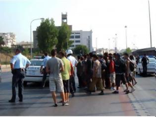 Φωτογραφία για Πάτρα..Λαθρομετανάστες πέφτουν στις ρόδες αυτοκινήτων για 50 ευρώ!