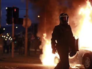 Φωτογραφία για Β. Ιρλανδία: 29 αστυνομικοί τραυματίες σε επεισόδια