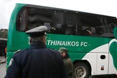 Μαχαιρώθηκε οπαδός, πέτρες στο πούλμαν του ΠΑΟ