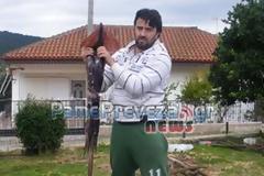 Πρέβεζα: Τεράστιο καλαμάρι έπιασε ερασιτέχνης ψαράς