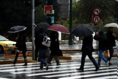 Νοτιάδες, καταιγίδες και λίγα χιόνια τη Δευτέρα