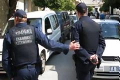 Κατείχε αρχαία, όπλα και ναρκωτικά