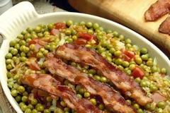 Μαμαδίστικο φαγητό with a twist: Αρακάς με τραγανό μπέικον