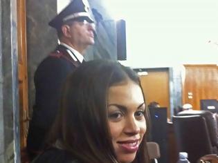 Φωτογραφία για Εμφανίστηκε η Ρούμπι στη δίκη του Μπερλουσκόνι! (ΦΩΤΟ)