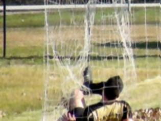 Φωτογραφία για Αντί να βάλει γκολ μπήκε ο ίδιος στα...δίχτυα!