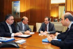 Περίεργο… στικάκι στα χέρια του Σαμαρά