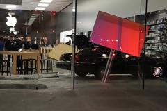 Ηλικιωμένος εισβάλει σε κατάστημα της Apple