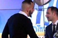 ΒΡΑΒΕΙΑ ΣΕ... ΕΝΤΟΝΟ ΕΡΥΘΡΟΛΕΥΚΟ ΧΡΩΜΑ! *PHOTOS*