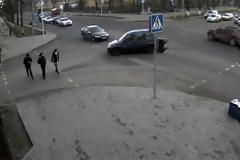 Αν έχεις τύχη διάβαινε: Πεζή γλιτώνει για χιλιοστά τον αποκεφαλισμό [Video]