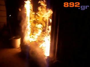 Φωτογραφία για Άγνωστοι έβαλαν φωτιά σε γκαράζ οικίας στο Γραικοχώρι Ηγουμενίτσας [Video]