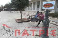 Πύργος: Αυτοσχέδια κούνια στην κεντρική πλατεία!
