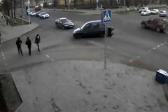 Βίντεο-ΣΟΚ: Πεζή γλιτώνει για χιλιοστά τον αποκεφαλισμό