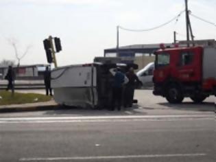 Φωτογραφία για Νταλίκα χτύπησε φορτηγάκι στην οδό Βόλου!