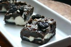 Cheesecake brownies με γεμιστά μπισκότα