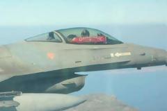 F 16 με ...κασκόλ του Ολυμπιακού! Φωτογραφία