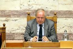 Θα αποβάλλονται από την Ολομέλεια βουλευτές με φόρμες, κοντομάνικα και... έξαλλα συνολάκια
