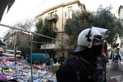Είπαν συγνώμη στους καταληψίες και τους έδωσαν πίσω το κτίριο της οδού Λέλας Καραγιάννη..Και ... ζήσαν αυτοί καλά κι εμείς καλύτερα.