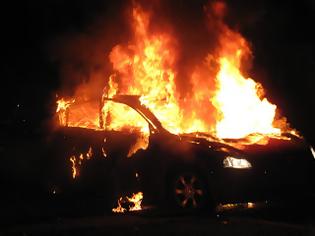 Φωτογραφία για Αυτοκίνητο τυλίχθηκε στις φλόγες έπειτα από πρόσκρουση σε κολώνα στη λεωφόρο Θηβών