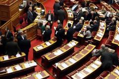 Δεν θέλουν «αμπέχονα και ταγάρια» στη Βουλή