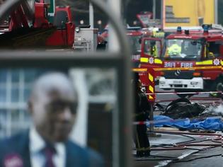 Φωτογραφία για Δύο νεκροί από τη συντριβή ελικοπτέρου στο Λονδίνο...Έπεσε κοντά στο κτίριο της M16 και της πρεσβείας των ΗΠΑ..(Βίντεο)