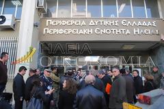 Συνεχίζεται η κατάληψη της Αντιπεριφέρειας Ηλείας απo εργολάβους δακοκτονίας