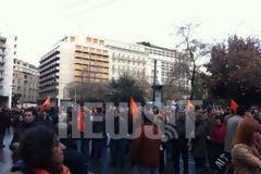 Κλειστή η Φιλελλήνων από εκατοντάδες εργαζόμενους στις τράπεζες που βρίσκονται έξω από το υπουργείο Οικονομικών