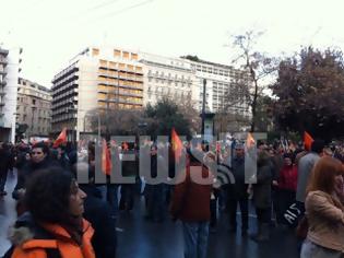 Φωτογραφία για Κλειστή η Φιλελλήνων από εκατοντάδες εργαζόμενους στις τράπεζες που βρίσκονται έξω από το υπουργείο Οικονομικών