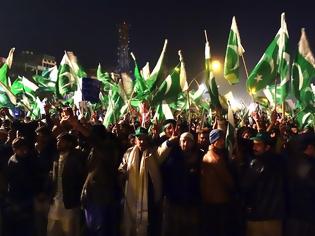 Φωτογραφία για Κρίση στο Πακιστάν: Η σύλληψη του πρωθυπουργού και η «επανάσταση»