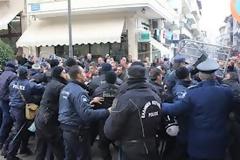 Ενταση και ρίψη δακρυγόνων έξω από τη ΔΟΥ Νάουσας