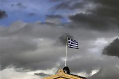 Η Ελλάδα βουλιάζει, η Εκκλησία...αγρόν ηγοράζει!