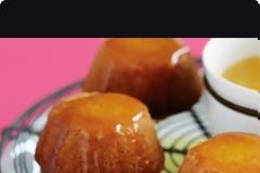 Υπέροχα muffins με ζεστό σιρόπι πορτοκαλιού