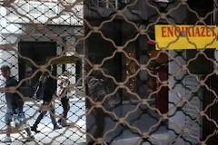 Αναγνώστρια απευθύνεται στους πολιτικούς και απορεί με τη σημασία της λέξης 