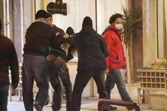 Ξεκίνησαν οι απολογίες των αστυνομικών για την «ζαρντινιέρα»