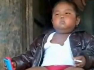 Φωτογραφία για Απίστευτο: Είναι δύο χρονών και θέλει να καπνίζει 2 πακέτα τσιγάρα [video]