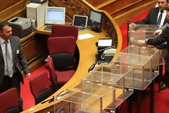 ΤΡΕΙΣ ΨΗΦΟΦΟΡΙΕΣ ΚΑΙ ΕΠΤΑ ΚΑΛΠΕΣ